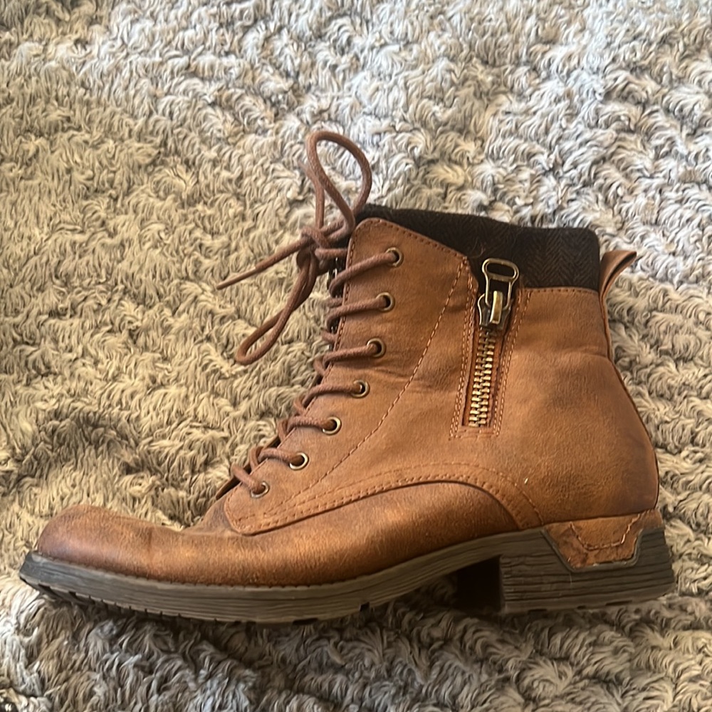 WHITE MOUNTAIN Combat Boots